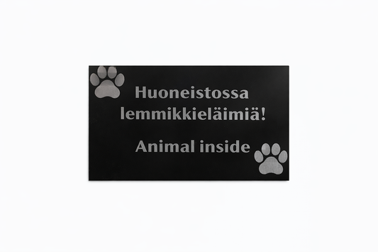 Huoneistossa lemmikkieläimiä / Animal inside -kyltti