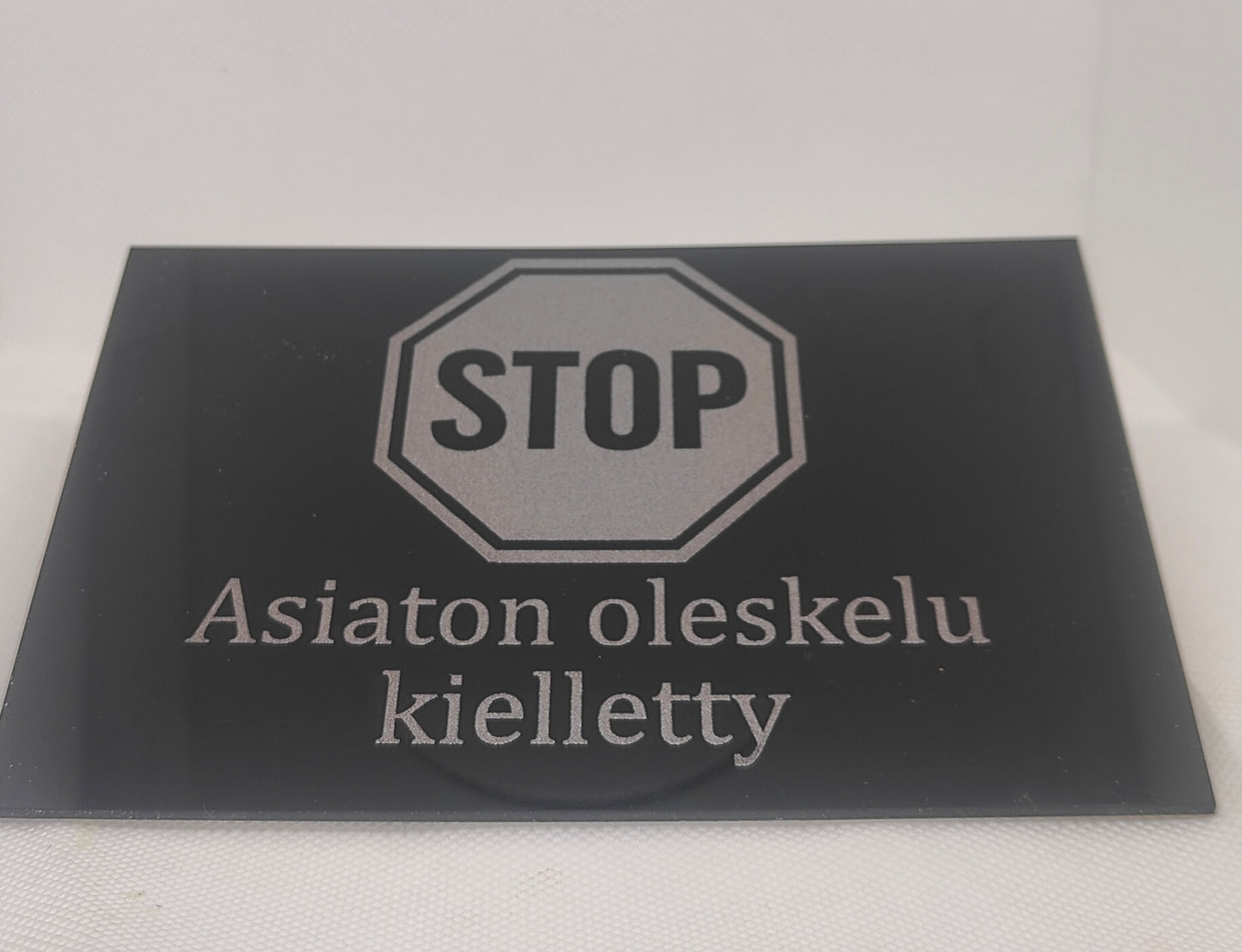 Asiaton oleskelu kielletty - kyltti